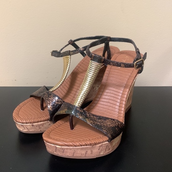 NEW Quipid Gold Strappy Wedge Sandals - Picture 5 of 11